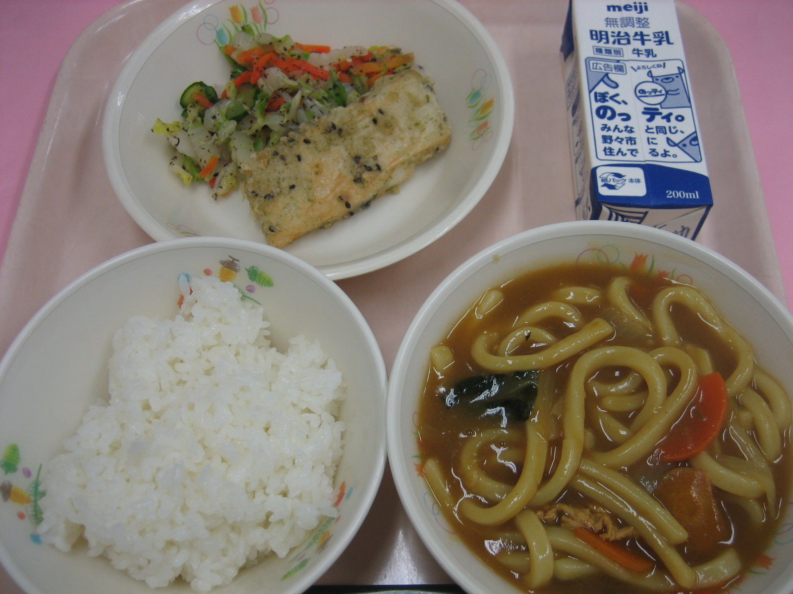 765kcal  ご飯　牛乳　四方はべんのかわり揚げ　ゆかり和え　カレーうどん