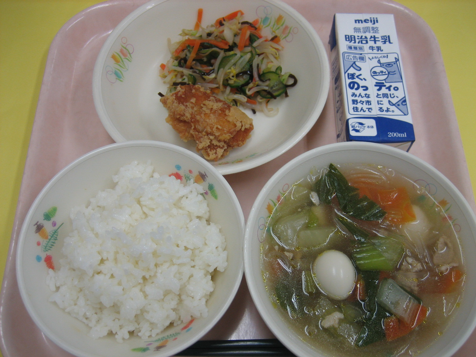 803kcal  ご飯　牛乳　鶏肉のから揚げ　白菜の昆布和え　タイピーエン