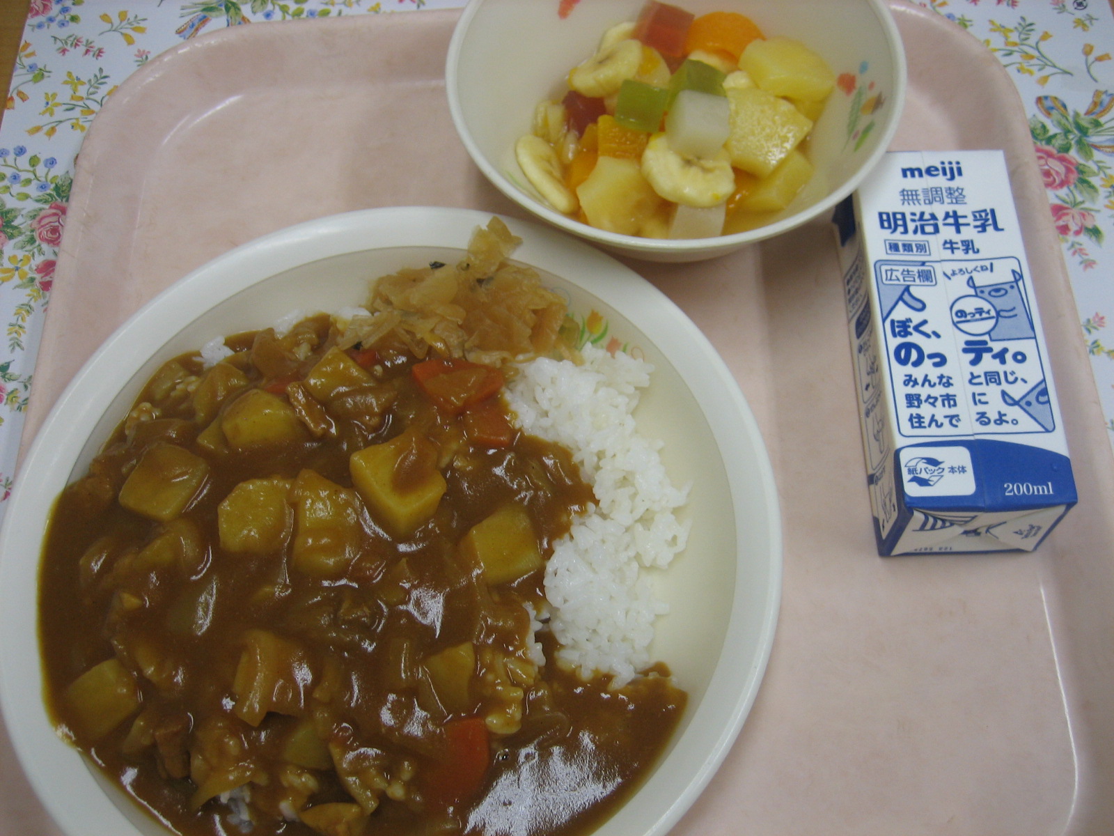 872kcal　カレーライス（麦飯）　牛乳　福神漬　フルーツカクテル