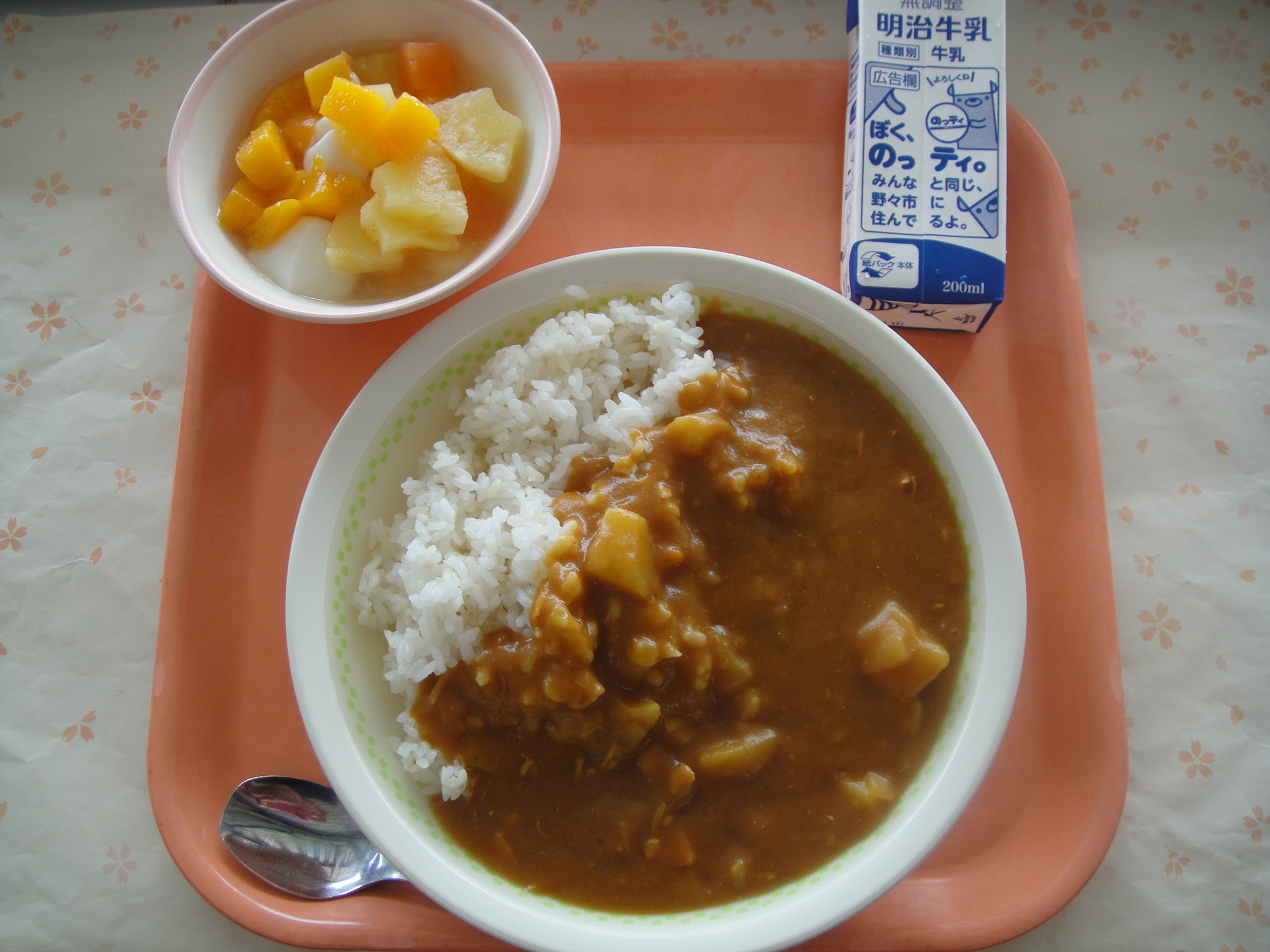 753キロカロリー　むぎごはん　牛乳　チキンカレー　フルーツあんにん