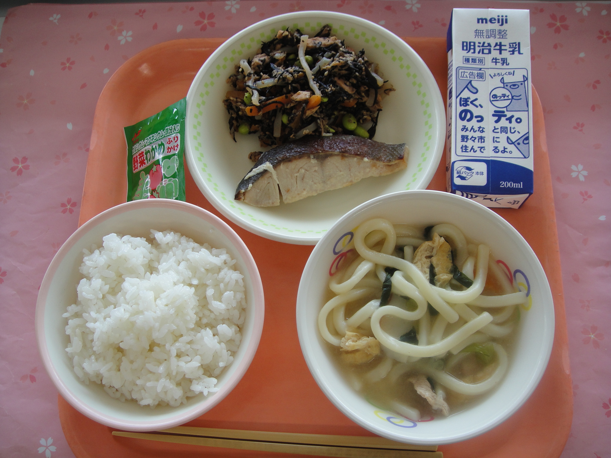 619キロカロリー　ごはん　牛乳　さけのさいきょうやき　ひじきとツナのいために　かやくうどん　ふりかけ