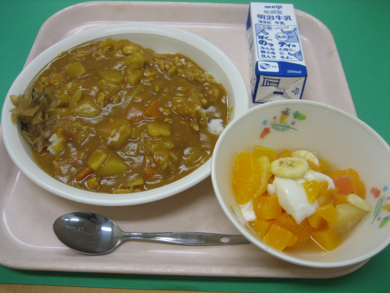 899kcal 　麦飯　牛乳　チキンカレー　福神漬け　フルーツ杏仁　