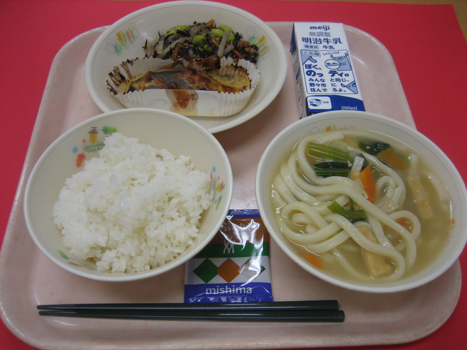 ごはん　牛乳　鮭の白味噌チーズ焼き　ひじきとツナの炒め煮　かやくうどん　ふりかけ