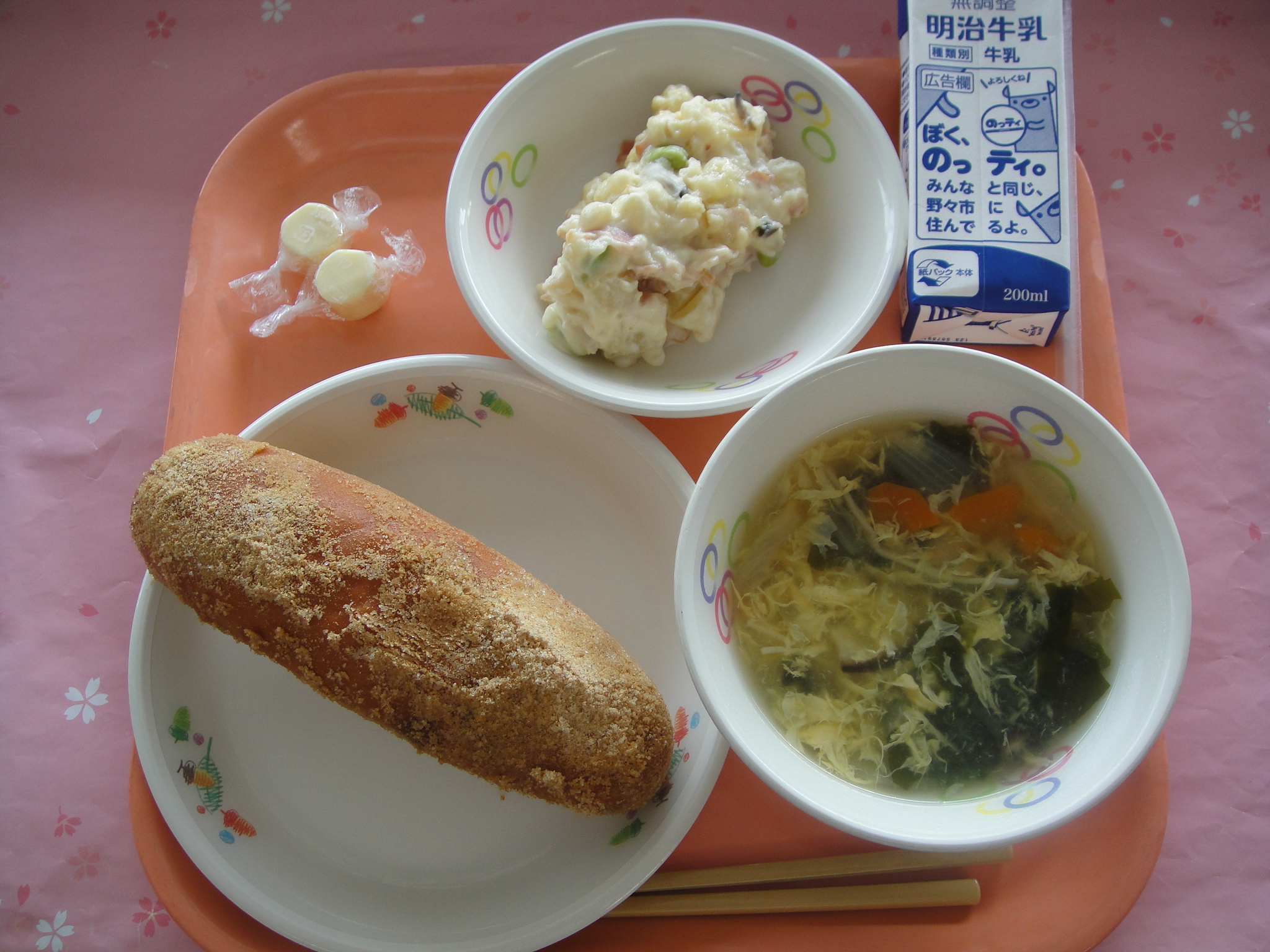 628キロカロリー　きなこあげパン　牛乳　ポテトときのこのホットサラダ　たまごスープ　チーズ