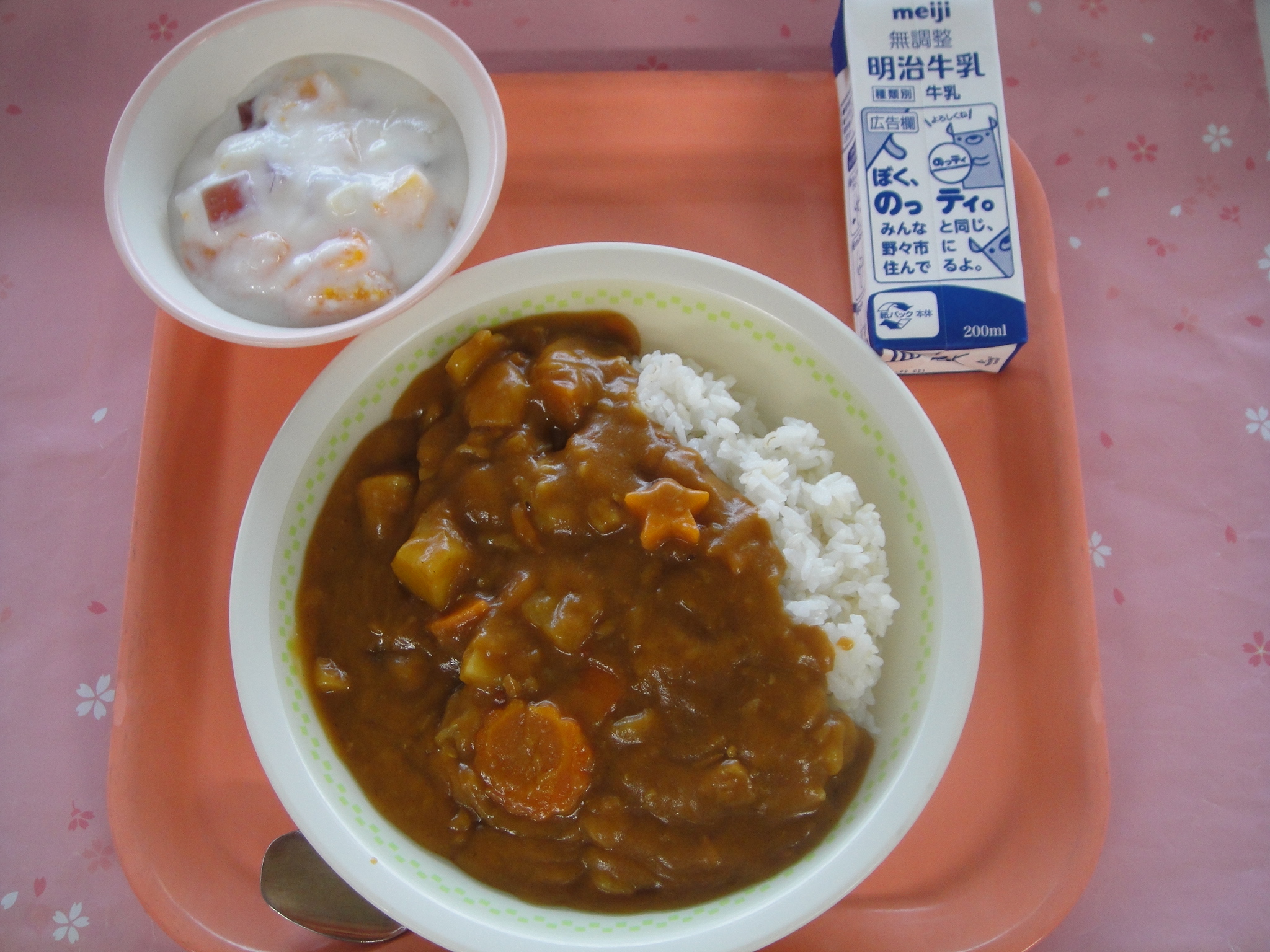 764キロカロリー　むぎごはん　牛乳　チキンカレー　フルーツミルクゼリー