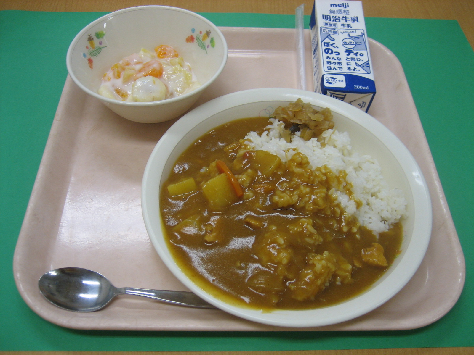 901ｋcal  チキンカレー　牛乳　福伸漬　フルーツミルクゼリー