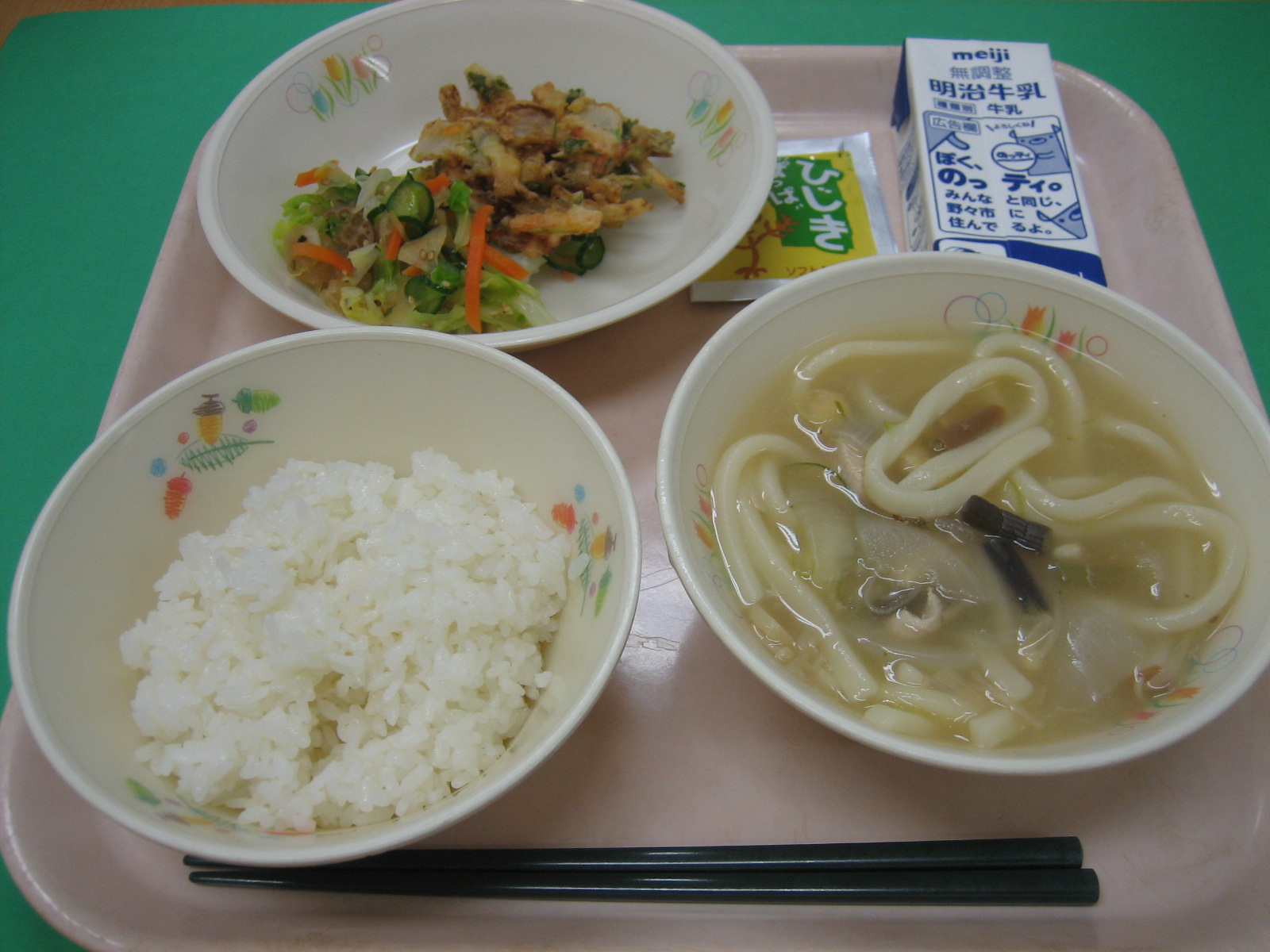 788kcal  ごはん　牛乳　野菜かき揚げ　即席和え　山菜わかめうどん　ふりかけ