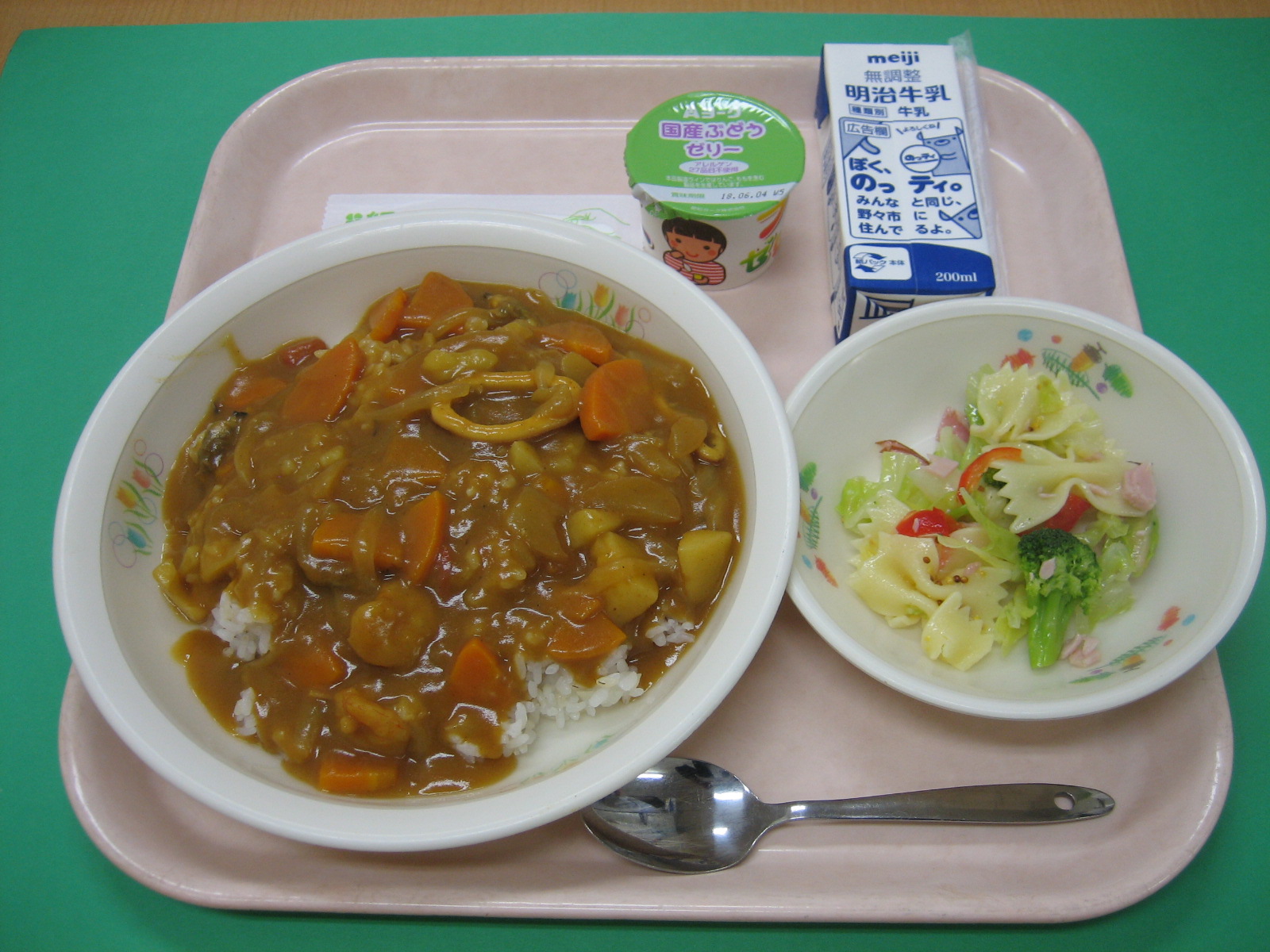 881kcal  シーフードカレー　牛乳　お花畑のサラダ　ブドウのゼリー　