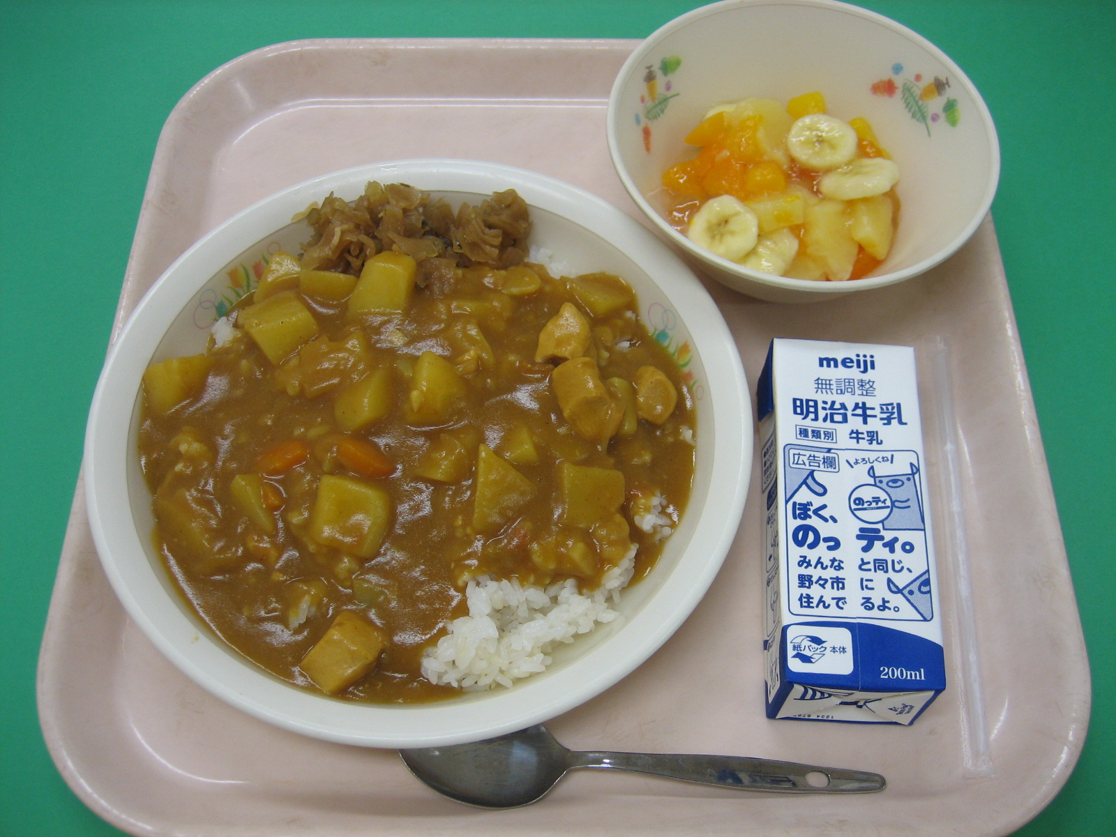 899kcal  チキンカレー　福神漬　　フルーツのゼリーよせ