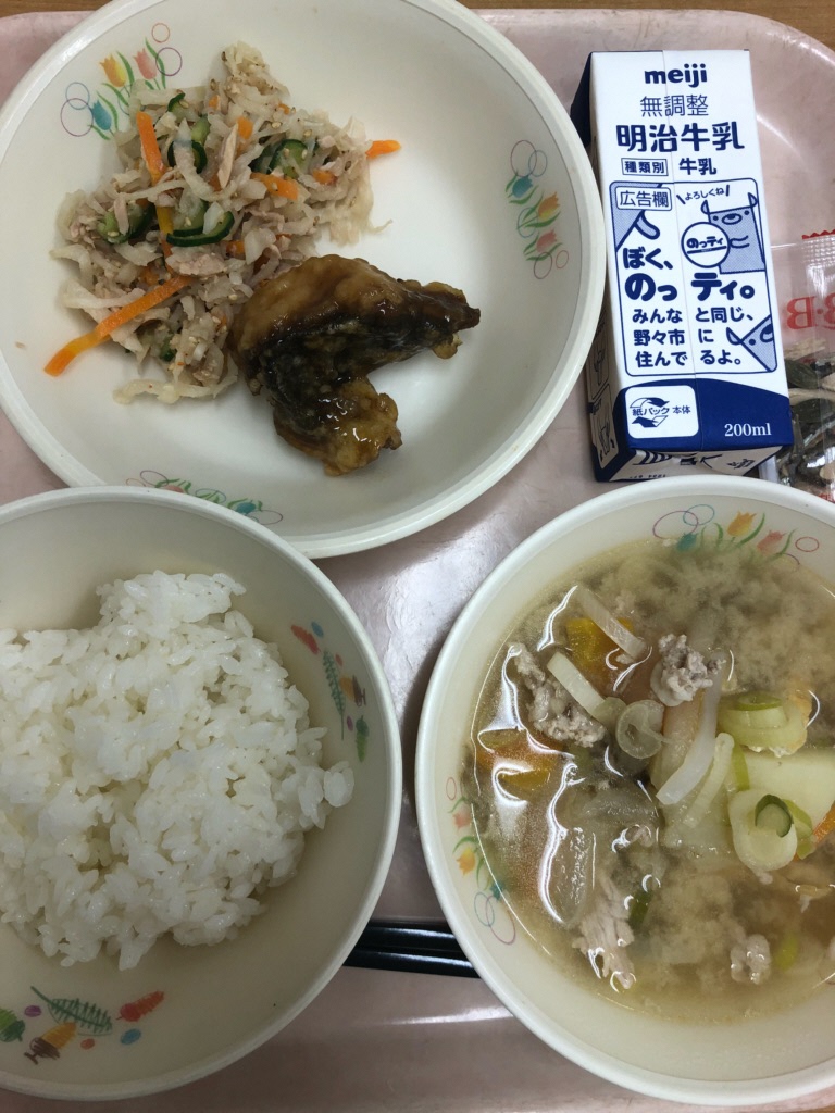 815kcal ごはん　牛乳　魚の色づけ　はりはり漬け　豚汁　ナッツと魚