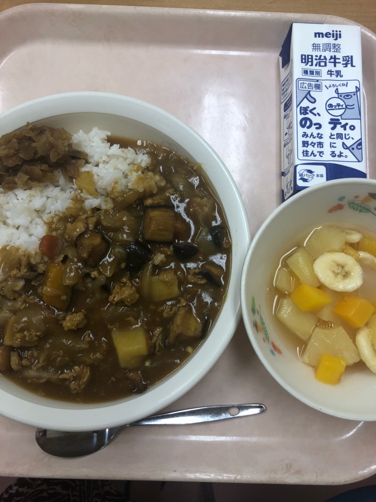 904kcal  野々市サマーカレー　牛乳　福神漬　フルーツカクテル