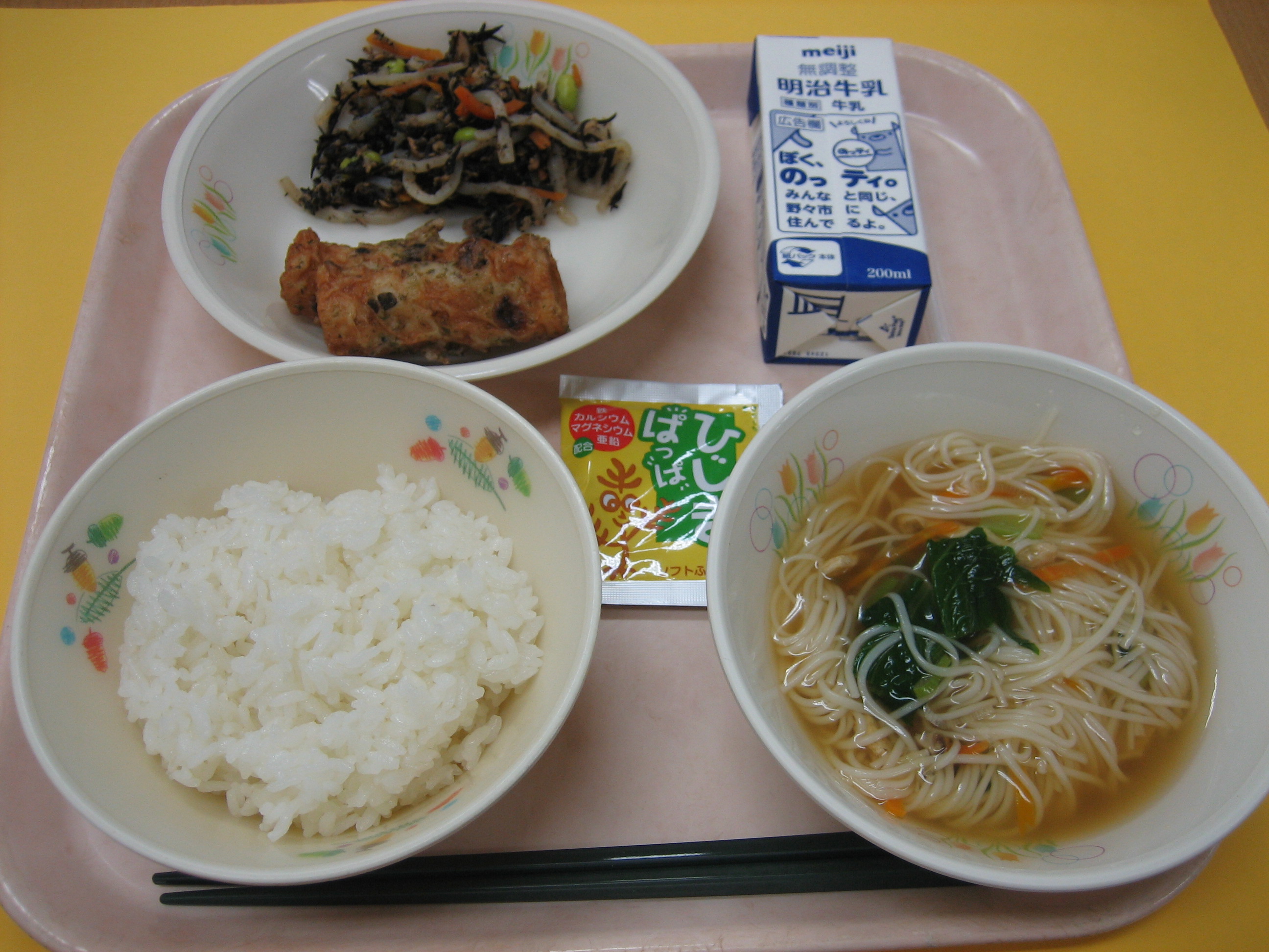 843kcal  ごはん　牛乳　竹輪のかわり揚げ　ひじきとツナの炒め煮　冷やしそうめん　ふりかけ