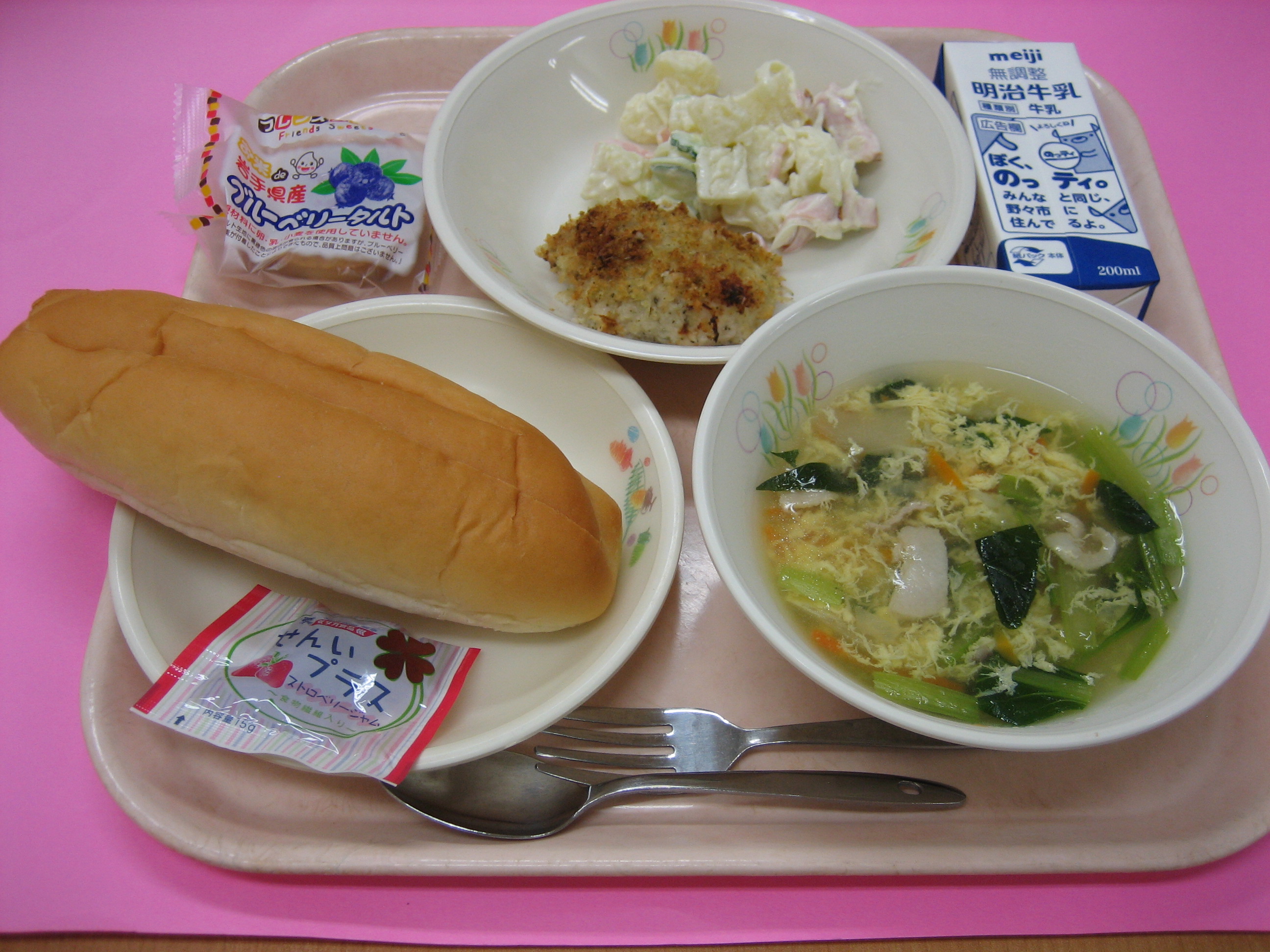 パン　牛乳　鶏肉の香草パン粉焼き　ポテトサラダ　卵スープ　－