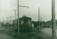 今の本町5丁目あたりを通過する松金電車（1955年）の画像