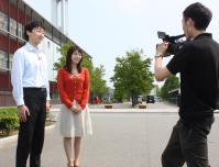 市政紹介番組に出演する市広報広聴担当者の画像
