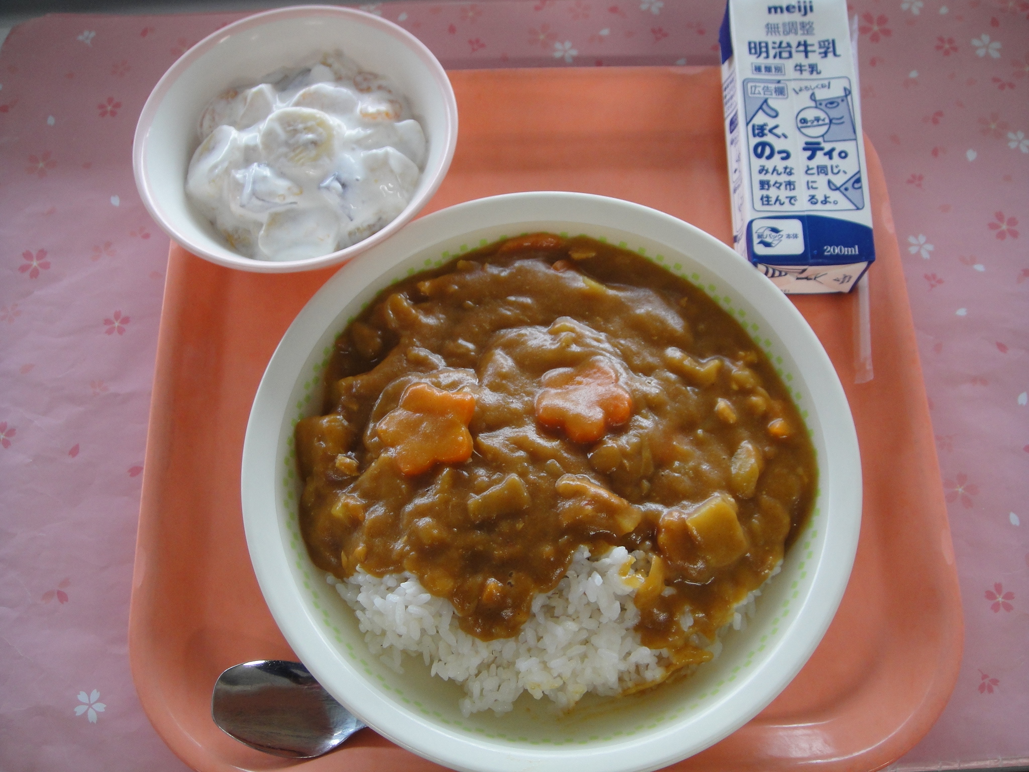 775キロカロリー　むぎごはん　牛乳　チキンカレー　フルーツのなまクリームあえ