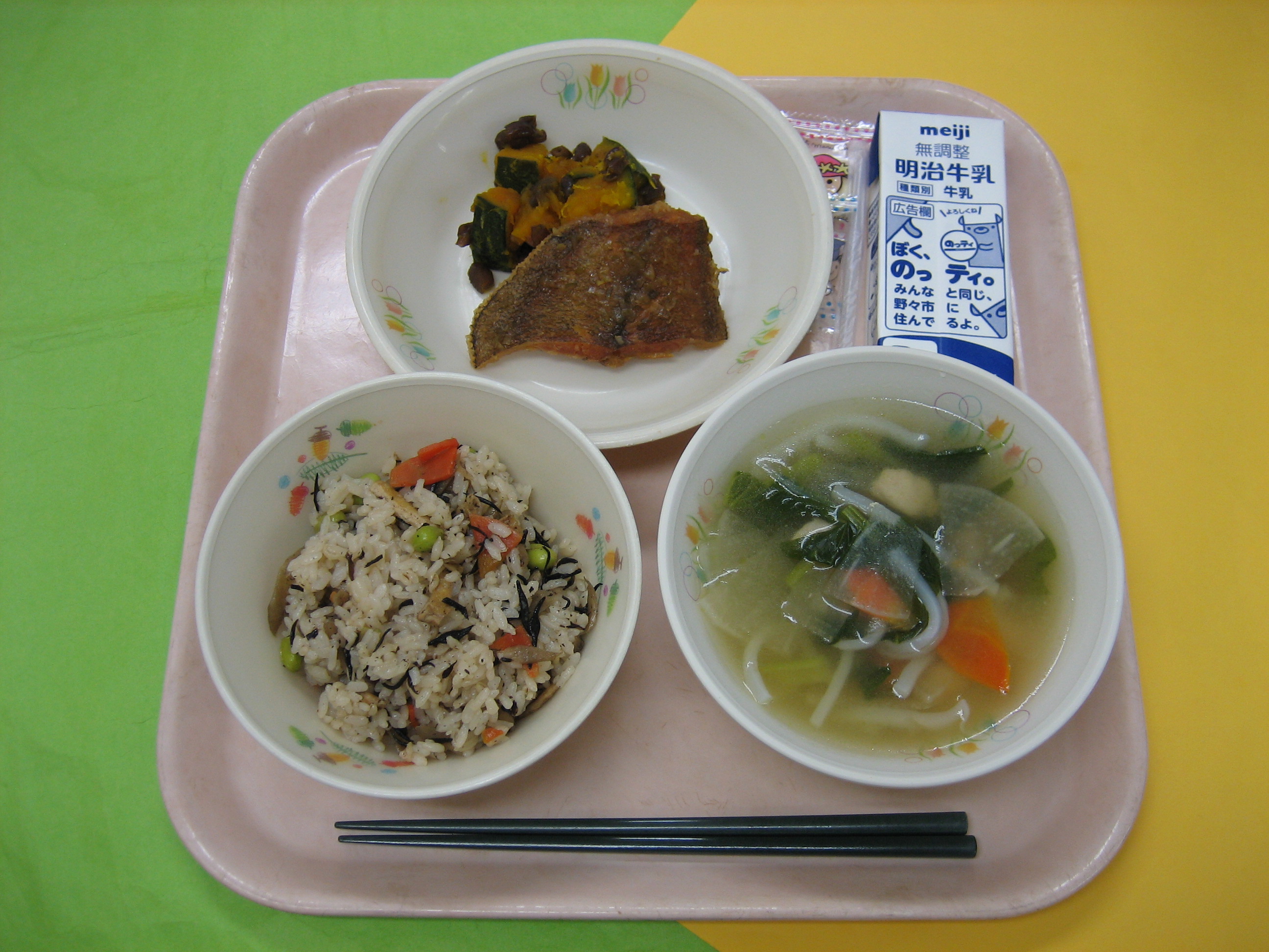 783カロリー　ひじきご飯、牛乳、カレイの南蛮漬け、カボチャのいとこ煮、ゆず風味汁、キャンディーチーズ