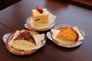 3種類のタルトやケーキの画像
