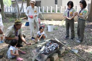 野外でパン焼き体験の様子