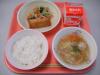 645キロカロリー　ごはん　牛乳　はるまき　やさいのごまあえ　にくだんごのスープ