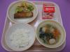 815kcal  ご飯　牛乳　春巻き　野菜のピリ辛　肉団子スープ