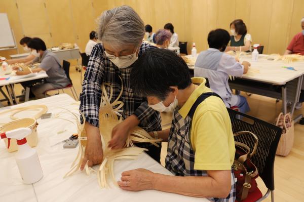 ひのきで作る小物づくりの様子