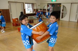 太鼓を運ぶ子供たち