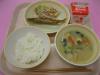 894キロカロリー、ご飯、牛乳、ししゃものゴマ揚げ、ゴボウナッツサラダ、厚揚げと小松菜の味噌汁