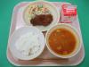 896キロカロリー、ご飯、牛乳、ハーブチキンカツ、マカロニサラダ、大豆のミネストローネ
