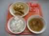 633kcal  ごはん　牛乳　あげギョーザ　ヤーコンチャプチェ　にくだんごのスープ