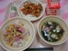 827キロカロリー、桜チラシ寿司、牛乳、鶏肉と野菜の照り和え、豆腐とふかしのすまし汁、花見団子