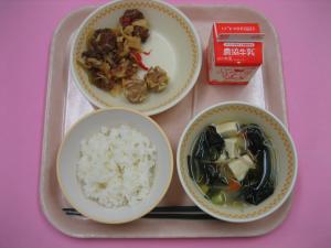 801キロカロリー、ご飯、牛乳、焼売、チンジャオロースー、豆腐とわかめのスープ