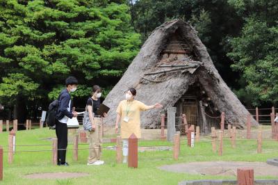 ふるさと歴史館の見学の様子