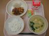 815キロカロリー、ご飯、牛乳、黒酢の酢豚、中華風コーンスープ、果物、ふりかけ