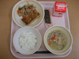 823キロカロリー、ごはん、牛乳、鶏松風、蓮きんぴら、めった汁、味付け海苔