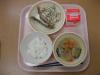 801キロカロリー、ご飯、牛乳、ししゃもの天ぷら、豆とじゃがいものマヨネーズサラダ、ﾜｶﾒとキノコの味噌汁