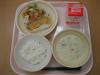 牛乳　ご飯　鮭のマヨネーズ焼き　豆腐とベーコンのサラダ　クラムチャウダー