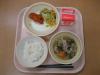 784kcal　牛乳　ご飯　ヤンニョムチキン　野菜のピリ辛　水餃子スープ　