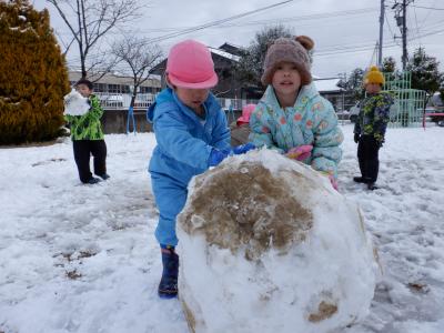 雪だるまを作る4歳児