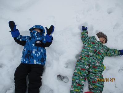 雪の上に寝転ぶ3歳児