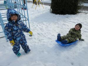 ３歳児遊び　雪遊び　そり