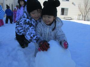 ４歳児　ぱんだ組　雪だるまを作ろう