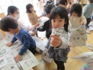 2歳児　新聞遊び