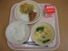 815キロカロリー、白飯、牛乳、鶏肉のから揚げ、塩焼きそば、中華風コーン卵スープ