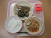 796キロカロリー、白飯、牛乳、ししゃものごま天ぷら、ひじきのサラダ、肉豆腐