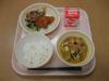 787キロカロリー、白飯、牛乳、ヤンニョムチキン、韓国のりと小松菜のナムル、豆腐チゲ
