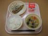 796キロカロリー、白飯、牛乳、ししゃものごま天ぷら、豆とじゃがいものマヨネーズサラダ、わかめときのこのみそ汁