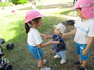 5歳児と手を繋いで歩く0歳児