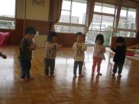 フォークダンスを楽しむ子どもたち