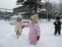 雪道を歩く2歳児